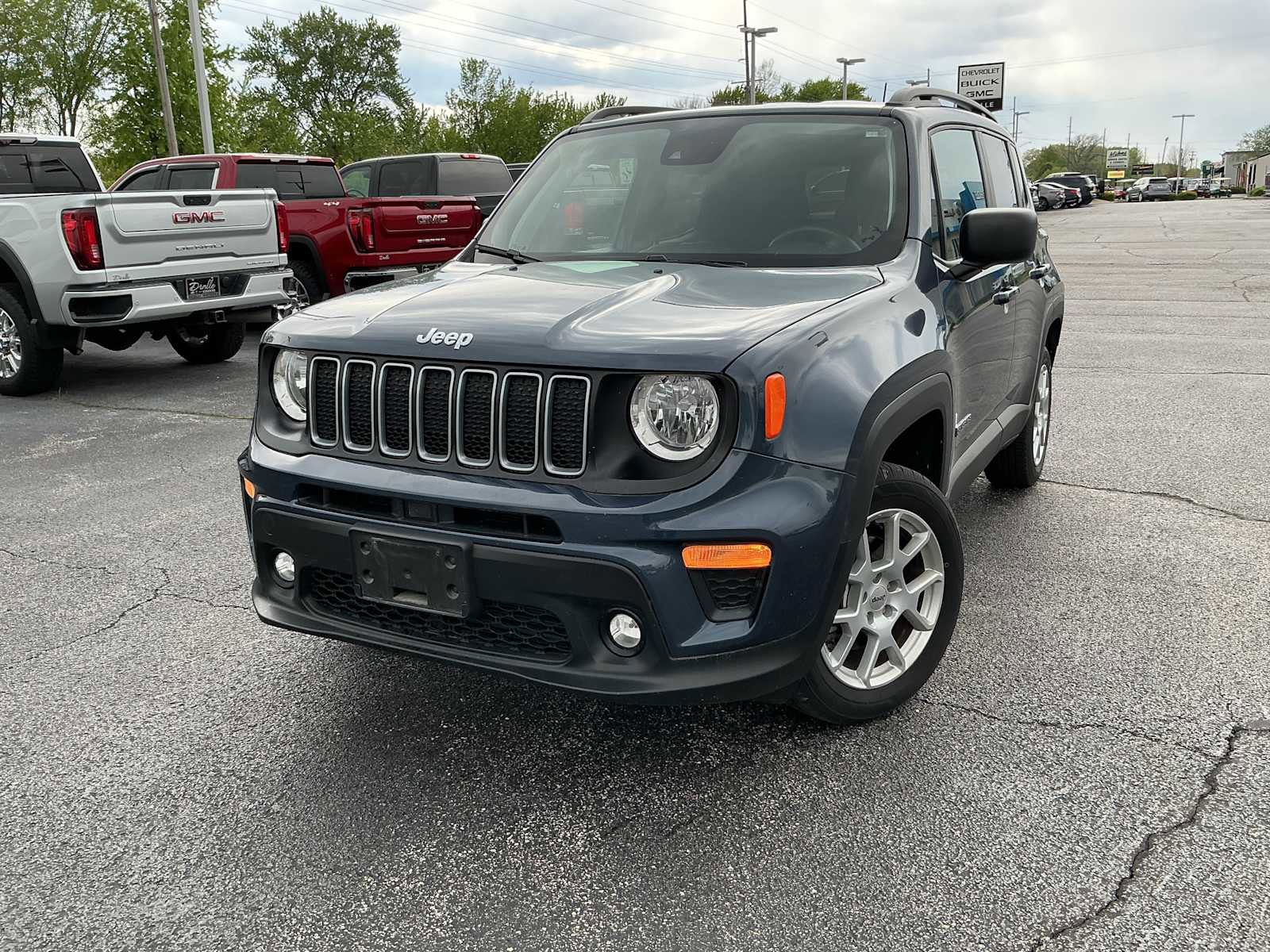 Used 2022 Jeep Renegade Latitude w/ Convenience Group AWD/4WD image 3