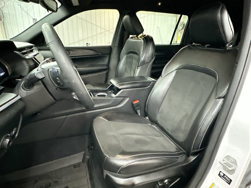 Used 2024 Jeep Grand Cherokee L Laredo RWD image 8