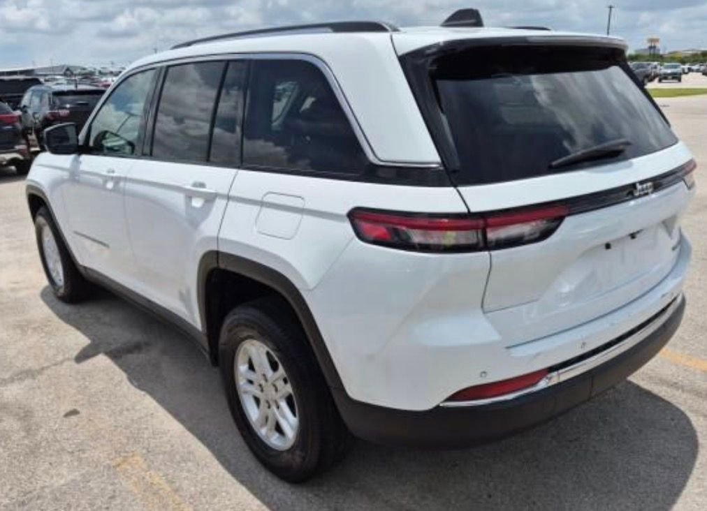Used 2024 Jeep Grand Cherokee Laredo RWD image 12