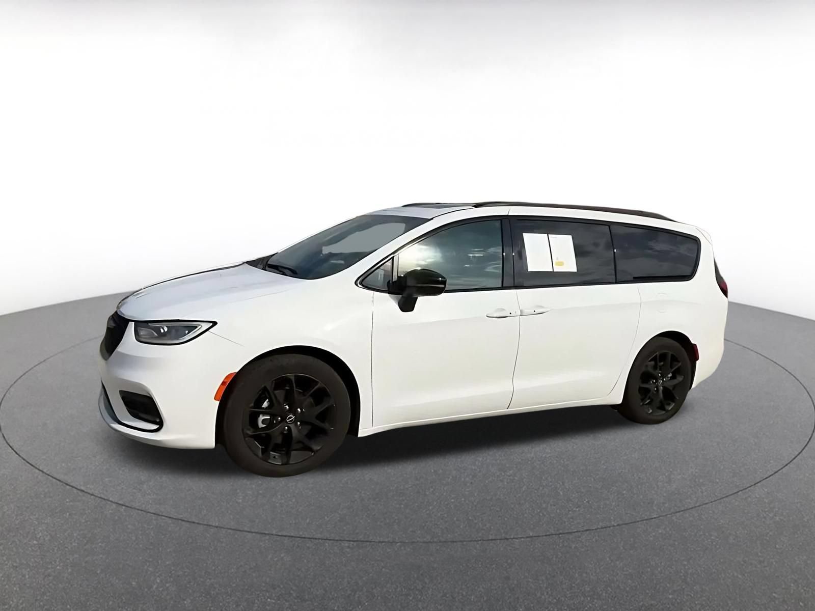 Used 2025 Chrysler Pacifica Limited FWD image 7