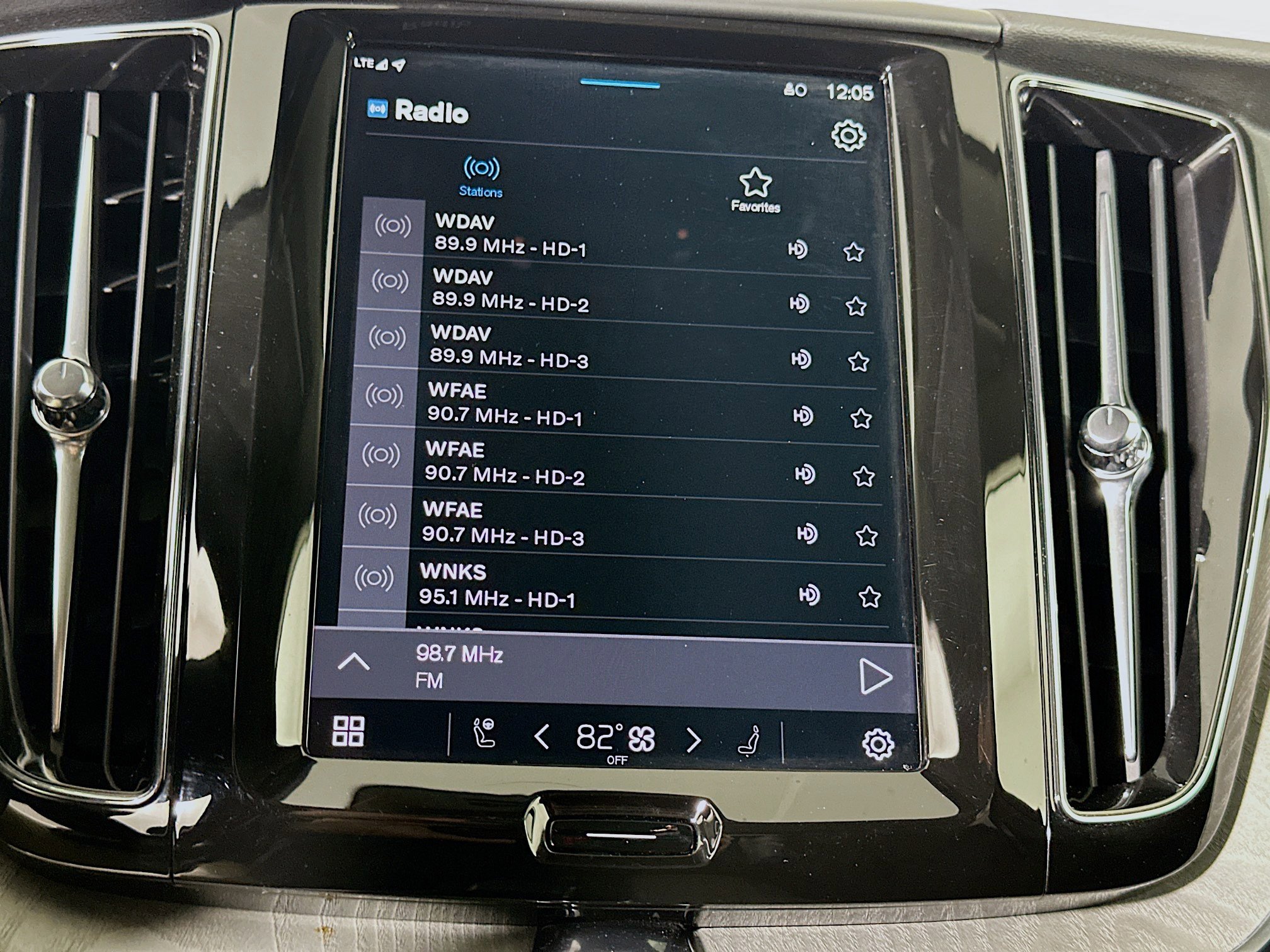 Used 2025 Volvo XC60 B5 Plus image 21