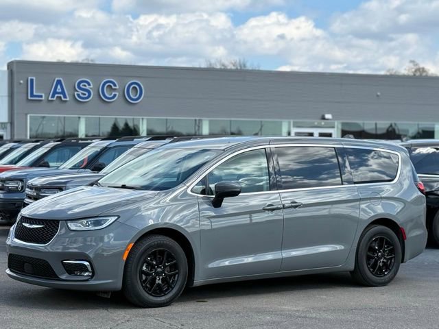Used 2023 Chrysler Pacifica Touring-L FWD image 1