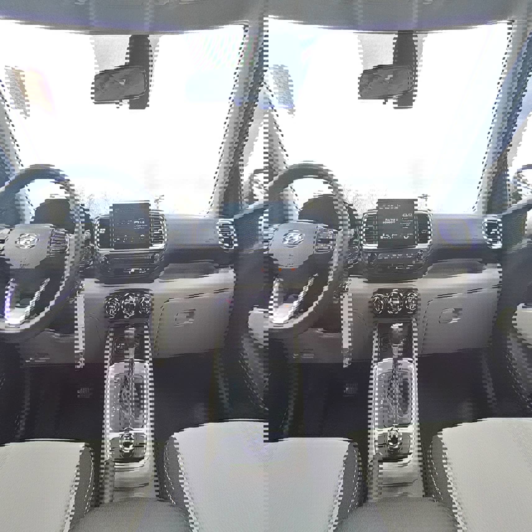 Used 2021 Hyundai Venue SEL image 25