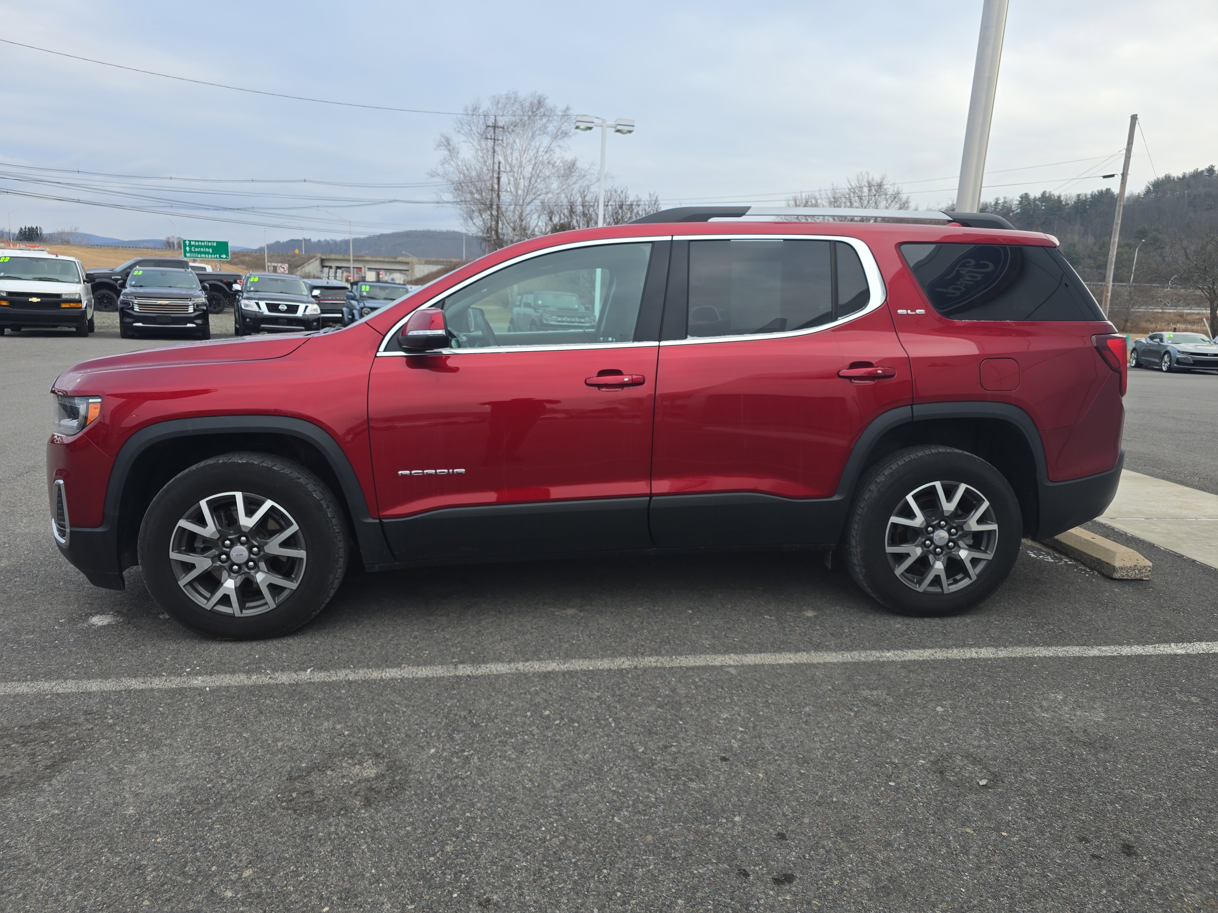 Used 2023 GMC Acadia SLE w/ Driver Convenience Package image 7
