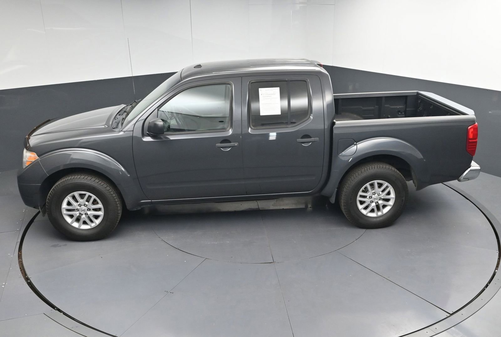Used 2015 Nissan Frontier SV RWD image 32