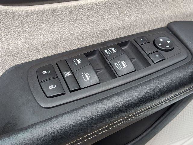 Certified 2024 Chrysler Pacifica Touring-L image 16