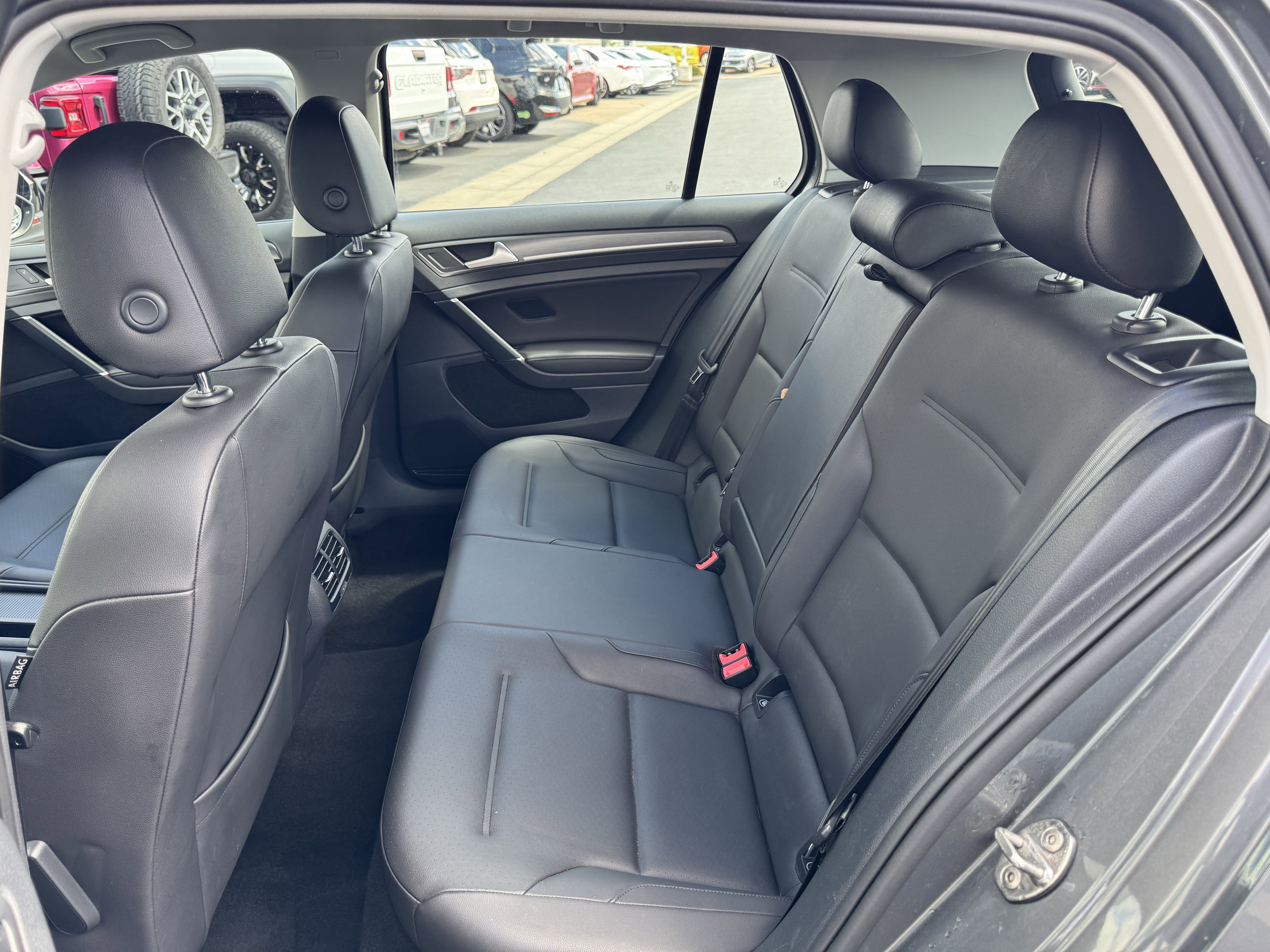 Used 2019 Volkswagen e-Golf SEL Premium image 32