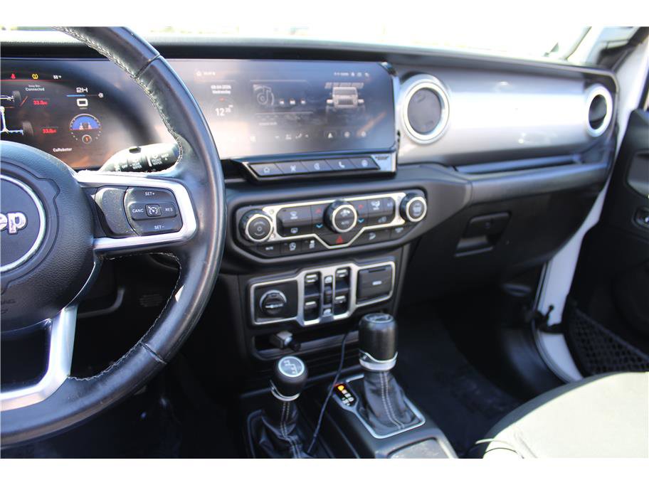 Used 2018 Jeep Wrangler Unlimited Sahara w/ Uconnect 4C Nav & Sound Group image 24