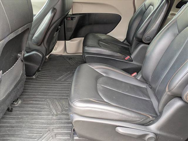 Used 2018 Chrysler Pacifica Touring-L image 17