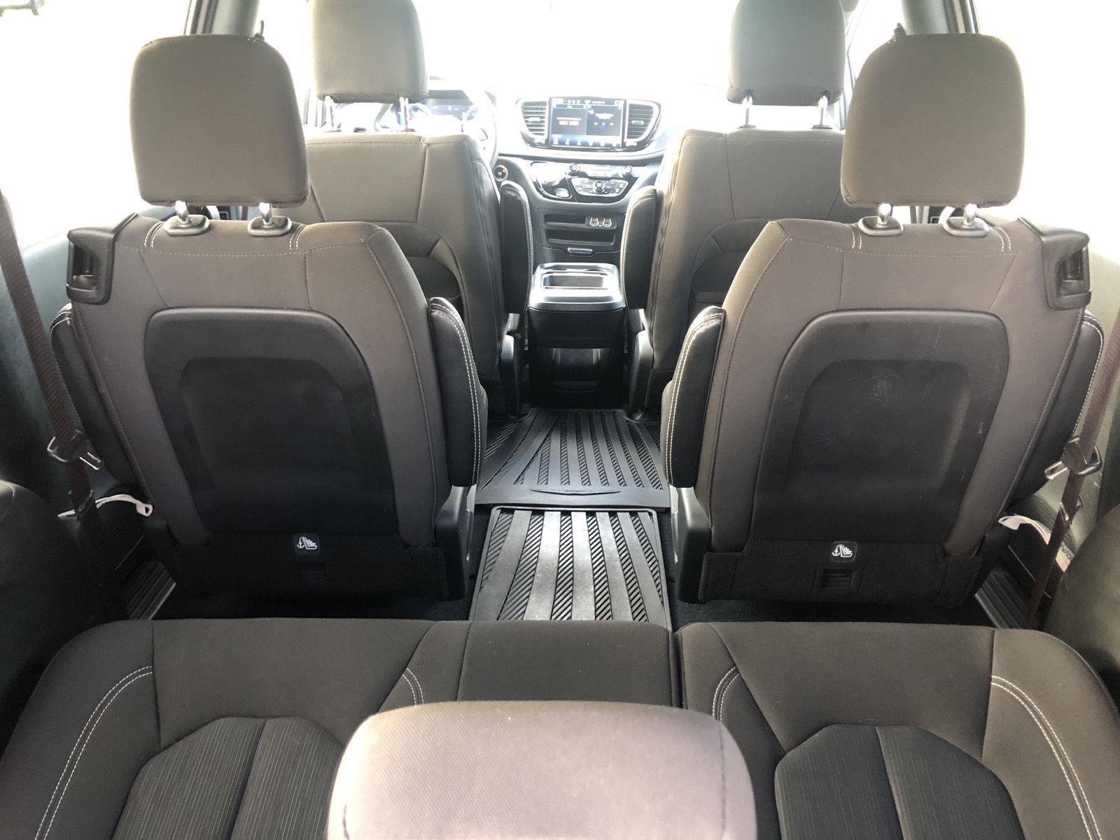 Used 2023 Chrysler Pacifica Touring FWD image 7