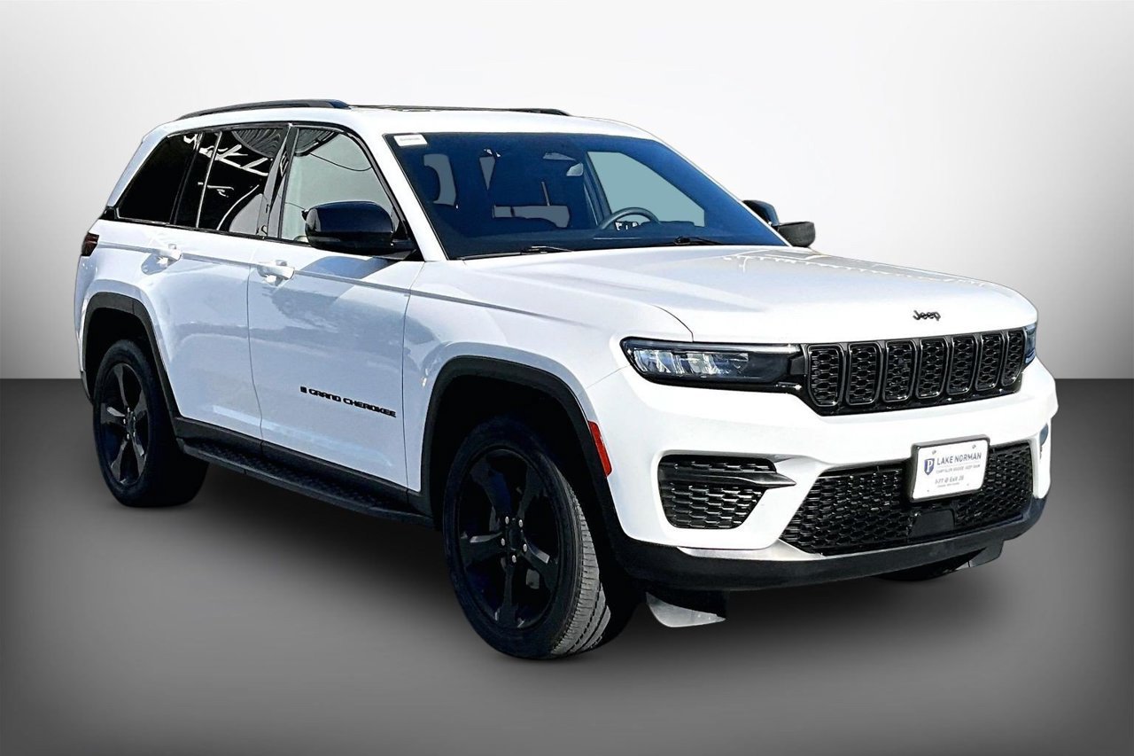 Certified 2023 Jeep Grand Cherokee Altitude AWD/4WD image 2