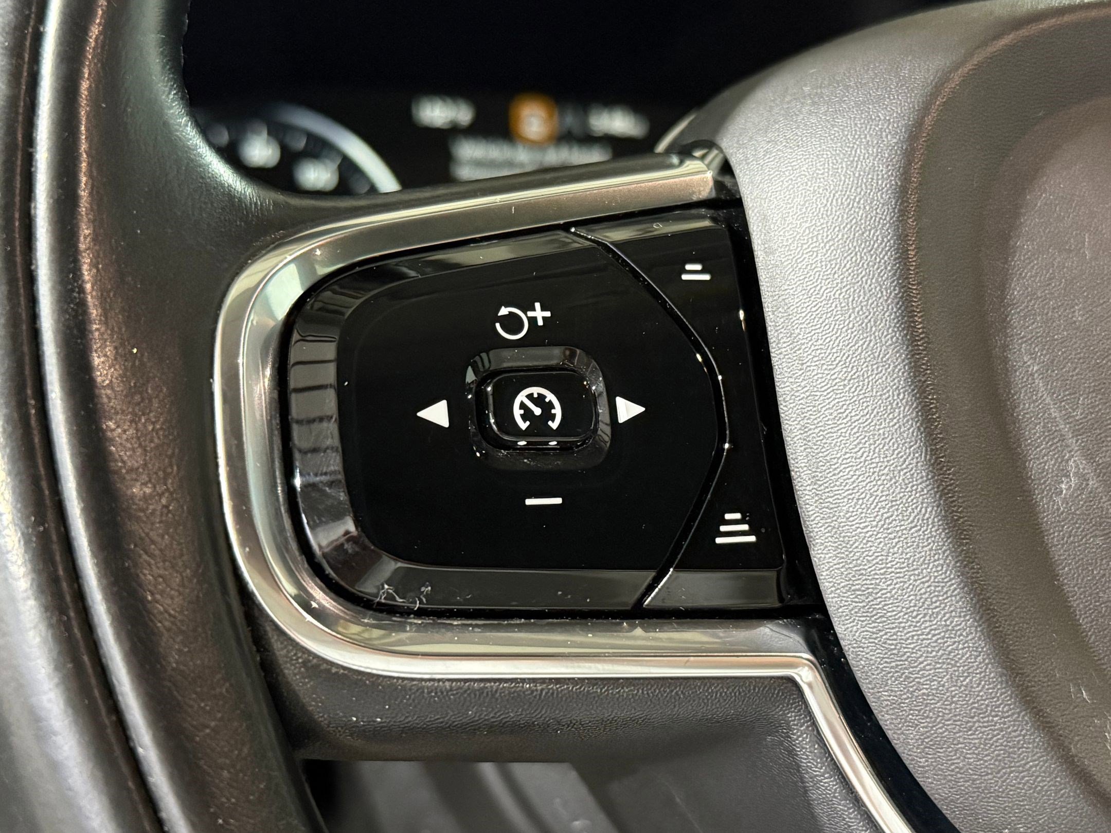 Used 2019 Volvo XC60 T5 Inscription w/ Protection Package Premier image 14