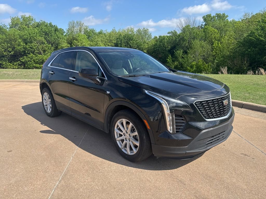 Used 2021 Cadillac XT4 Luxury w/ Cold Weather Package FWD image 3