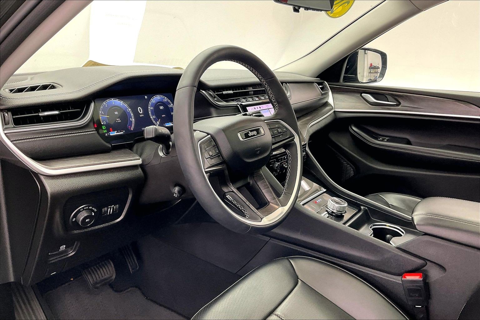 Used 2024 Jeep Grand Cherokee L Limited w/ Luxury Tech Group II image 14