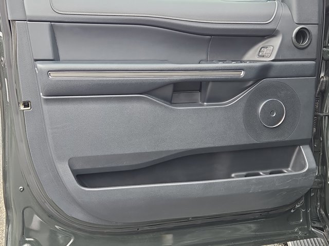Used 2023 Ford Expedition XLT image 21