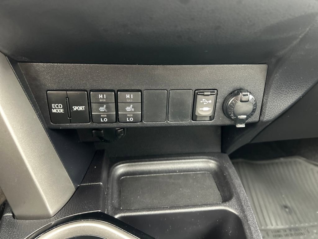 Used 2016 Toyota RAV4 Limited image 27