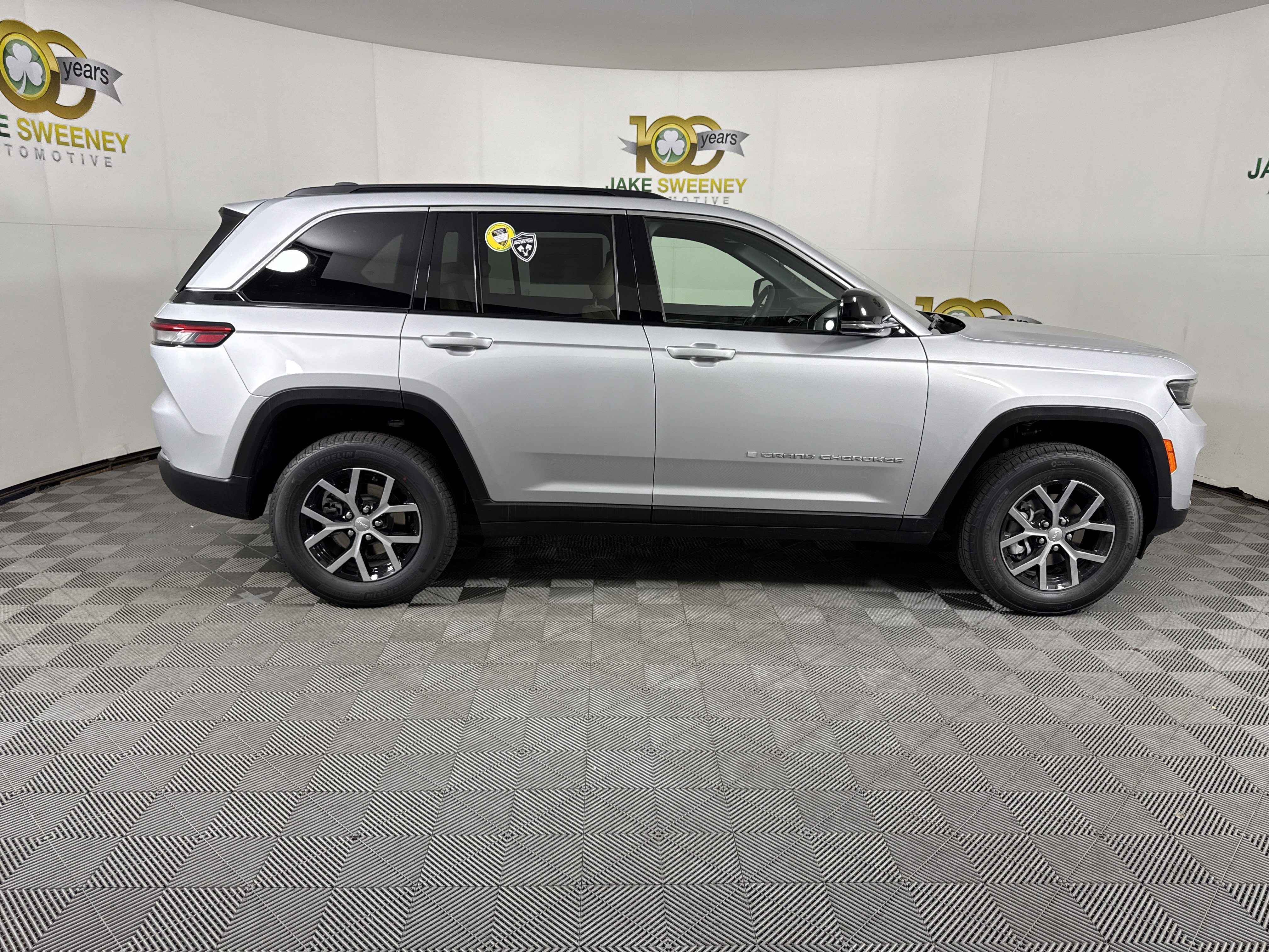 New 2025 Jeep Grand Cherokee Limited w/ Trailer Tow Package image 8