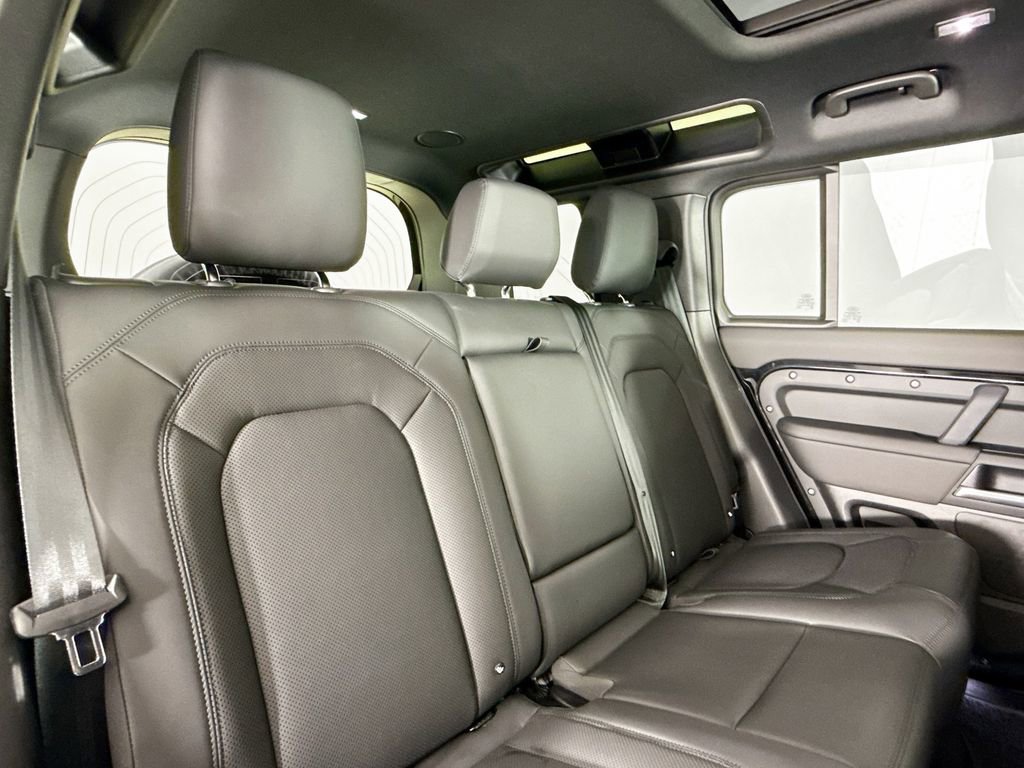Used 2025 Land Rover Defender 110 X-Dynamic SE image 15