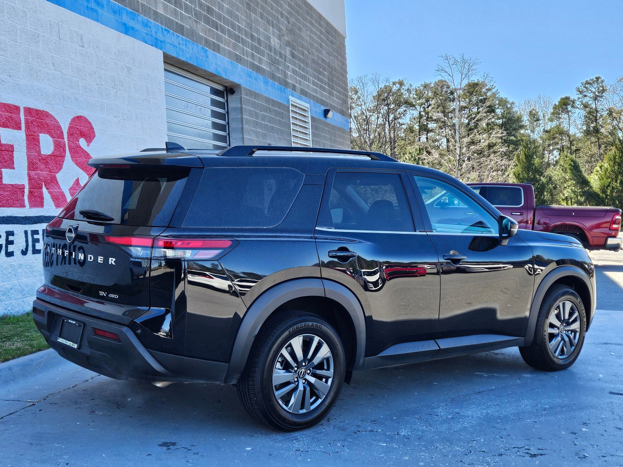 Used 2024 Nissan Pathfinder SV image 7