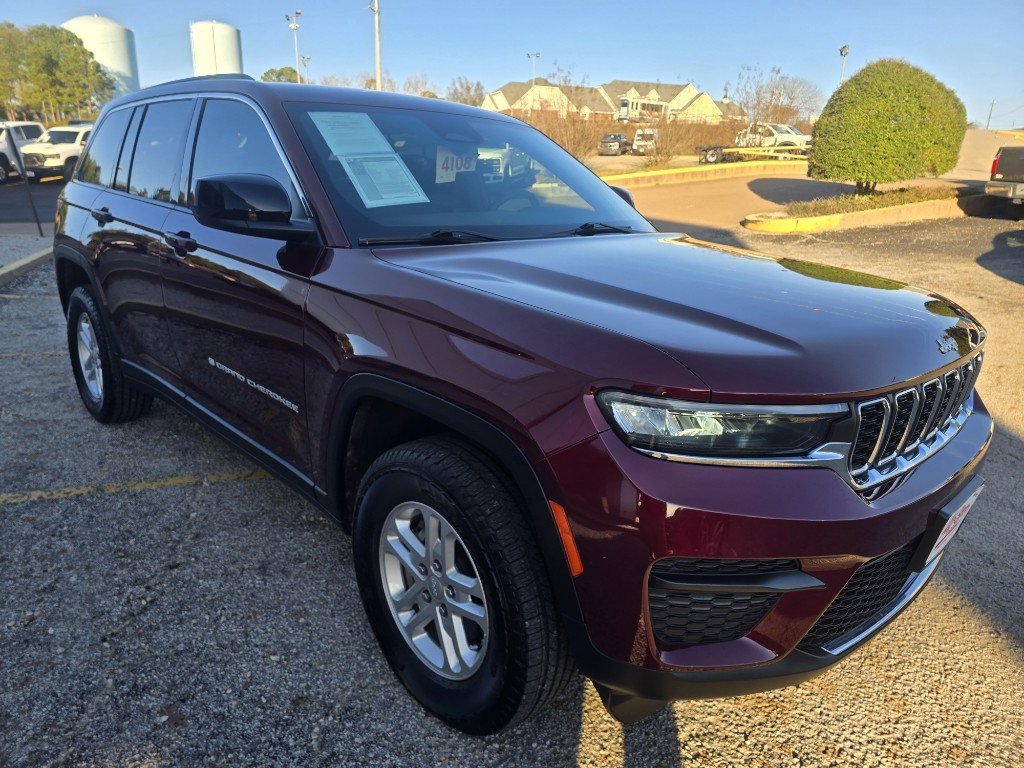 Used 2024 Jeep Grand Cherokee Laredo image 3