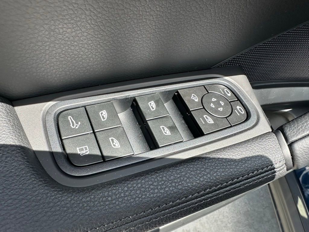 Used 2025 Porsche Cayenne E-Hybrid Coupe image 15