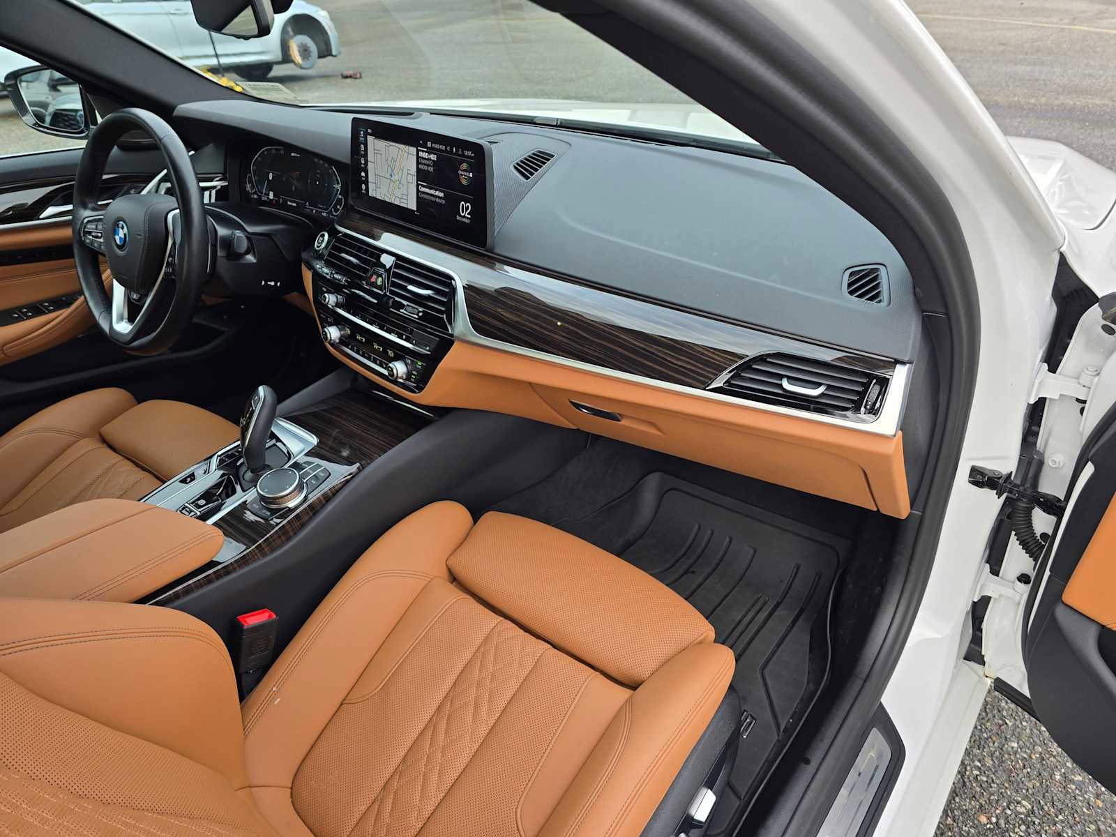 Used 2023 BMW 530e xDrive w/ Premium Package image 12