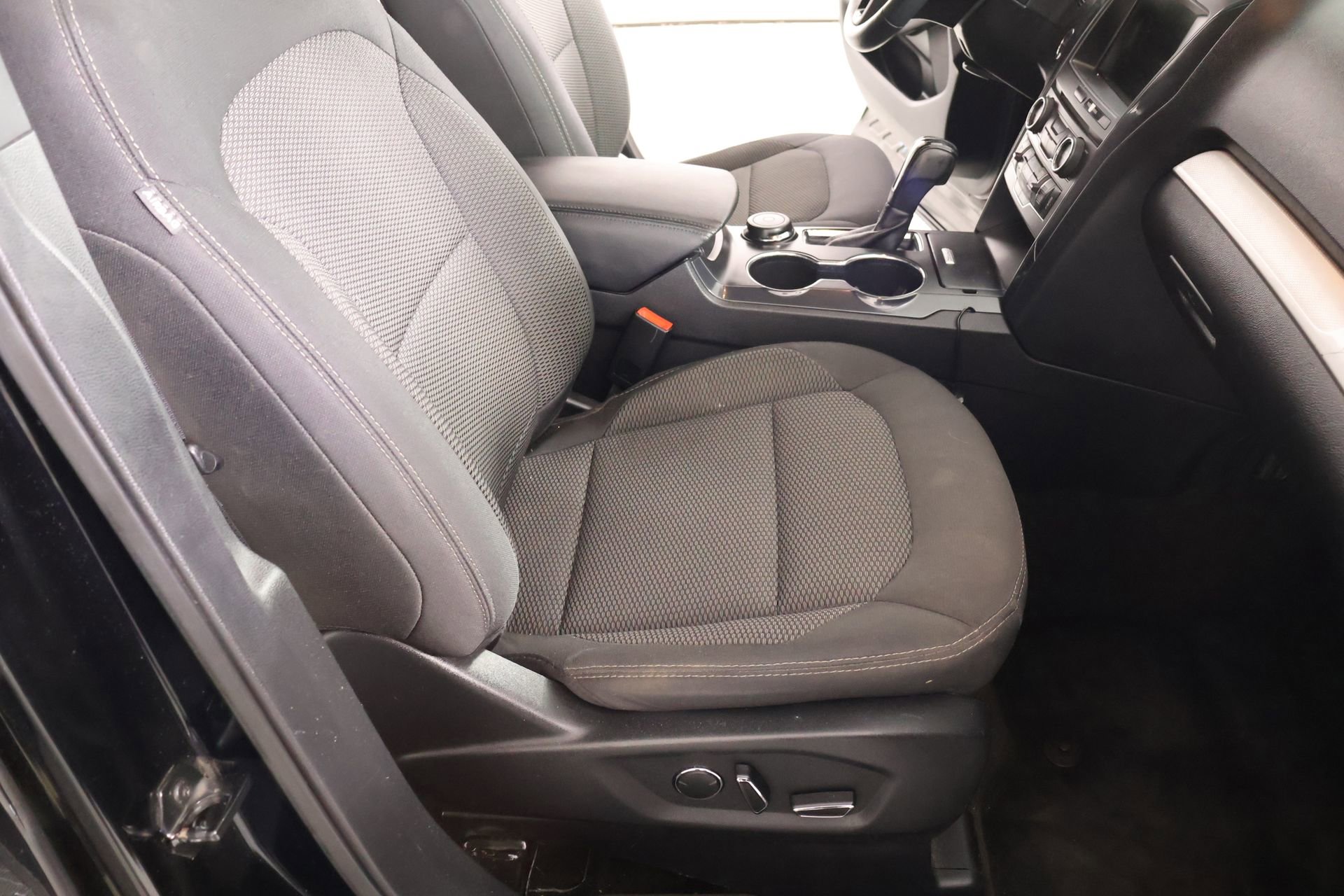 Used 2017 Ford Explorer XLT w/ Equipment Group 201A AWD/4WD image 13