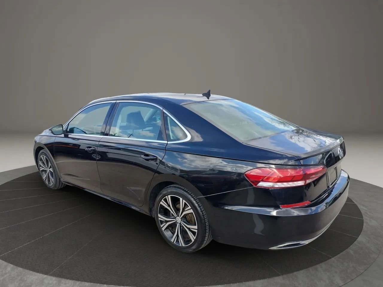 Used 2021 Volkswagen Passat 2.0T SE w/ Luggage Net & Mats Package image 4