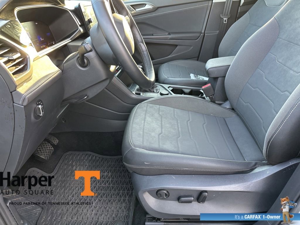 Used 2025 Volkswagen Taos SE image 13