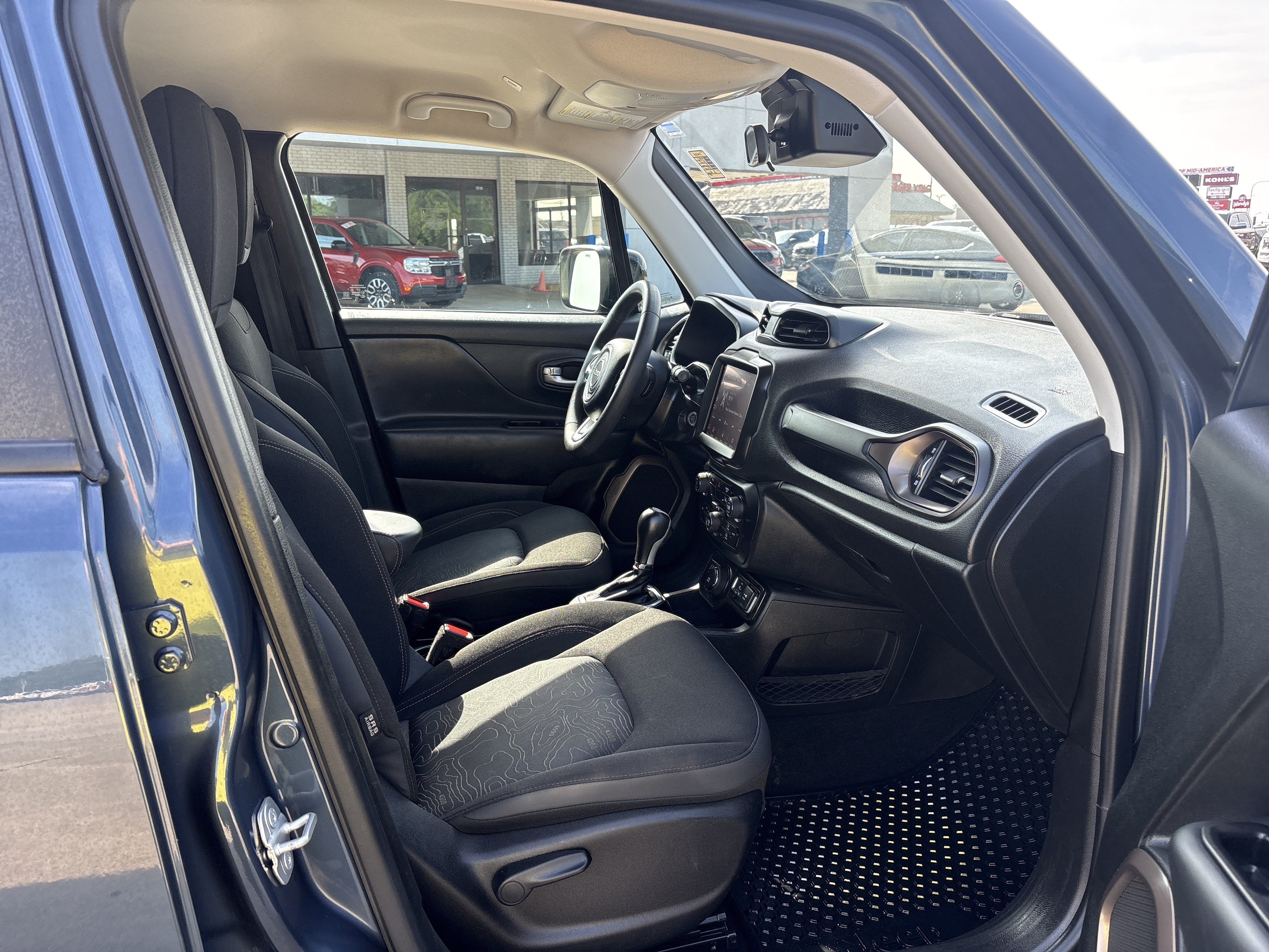 Used 2023 Jeep Renegade Latitude AWD/4WD image 8