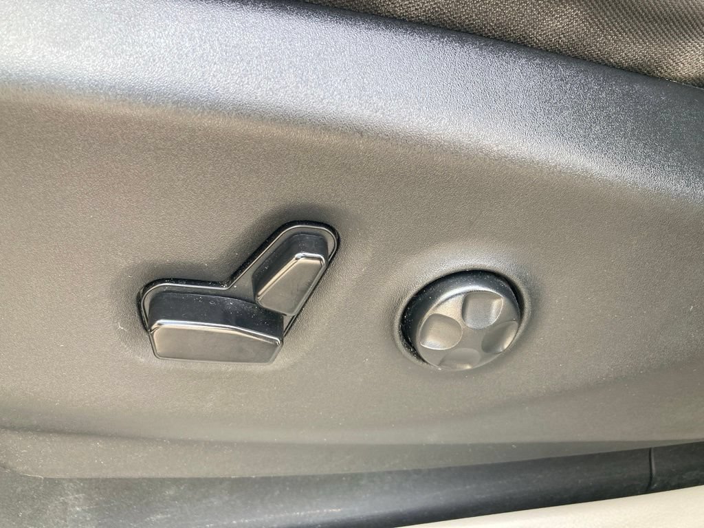 Used 2023 Chrysler Voyager LX FWD image 12