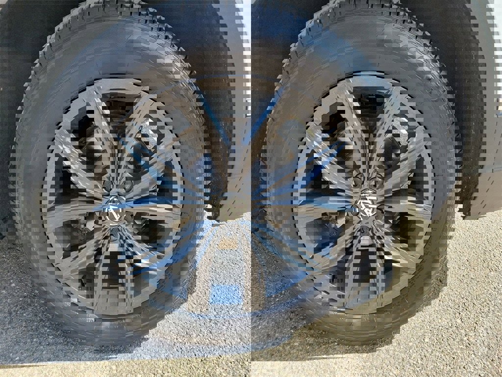 Used 2024 Volkswagen Tiguan SE image 11