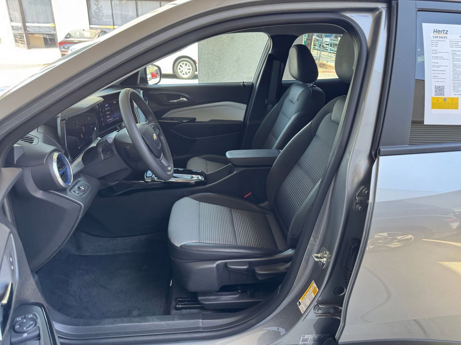 Used 2025 Chevrolet Trax LT FWD image 27