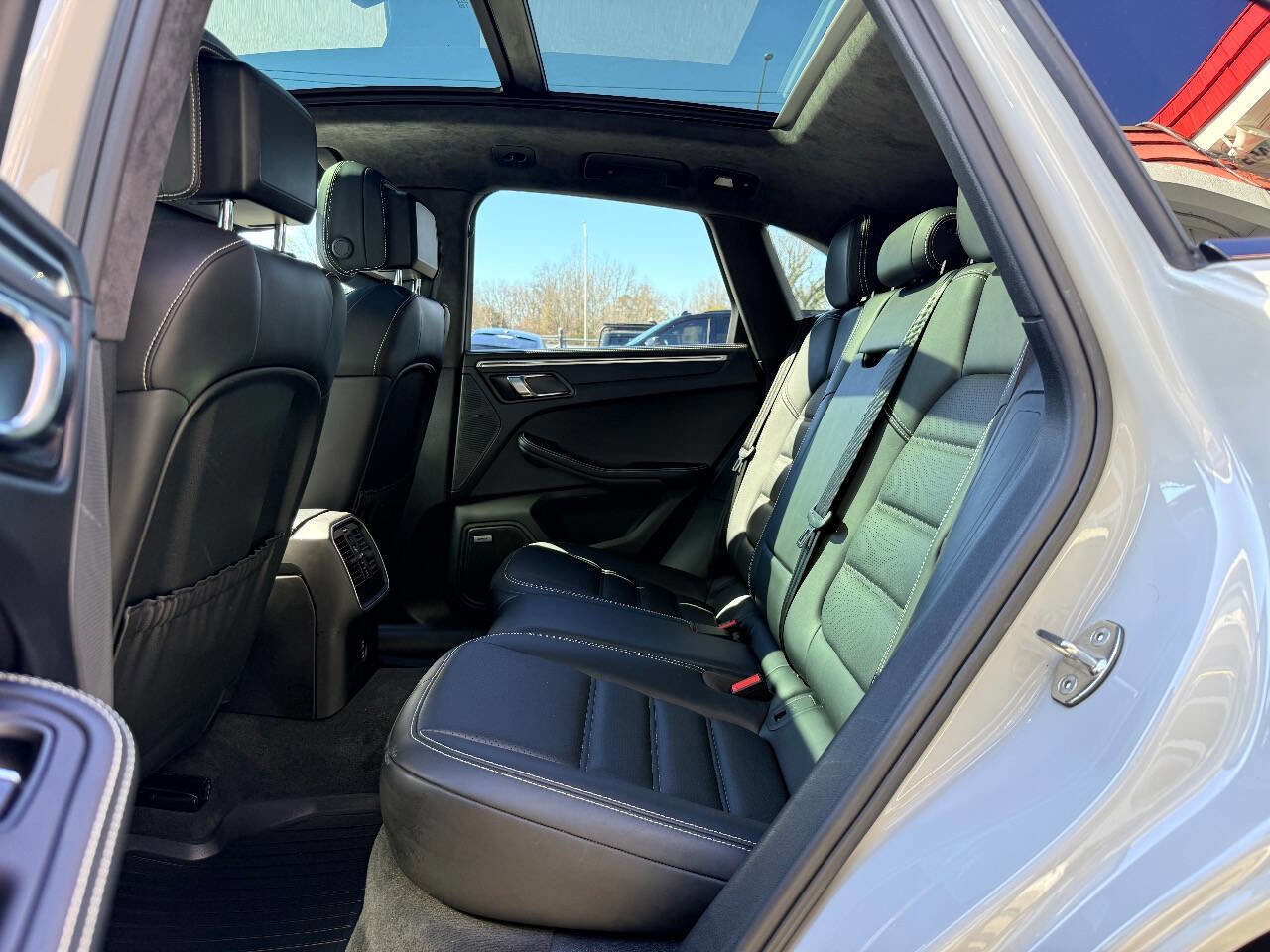 Used 2020 Porsche Macan Turbo image 37