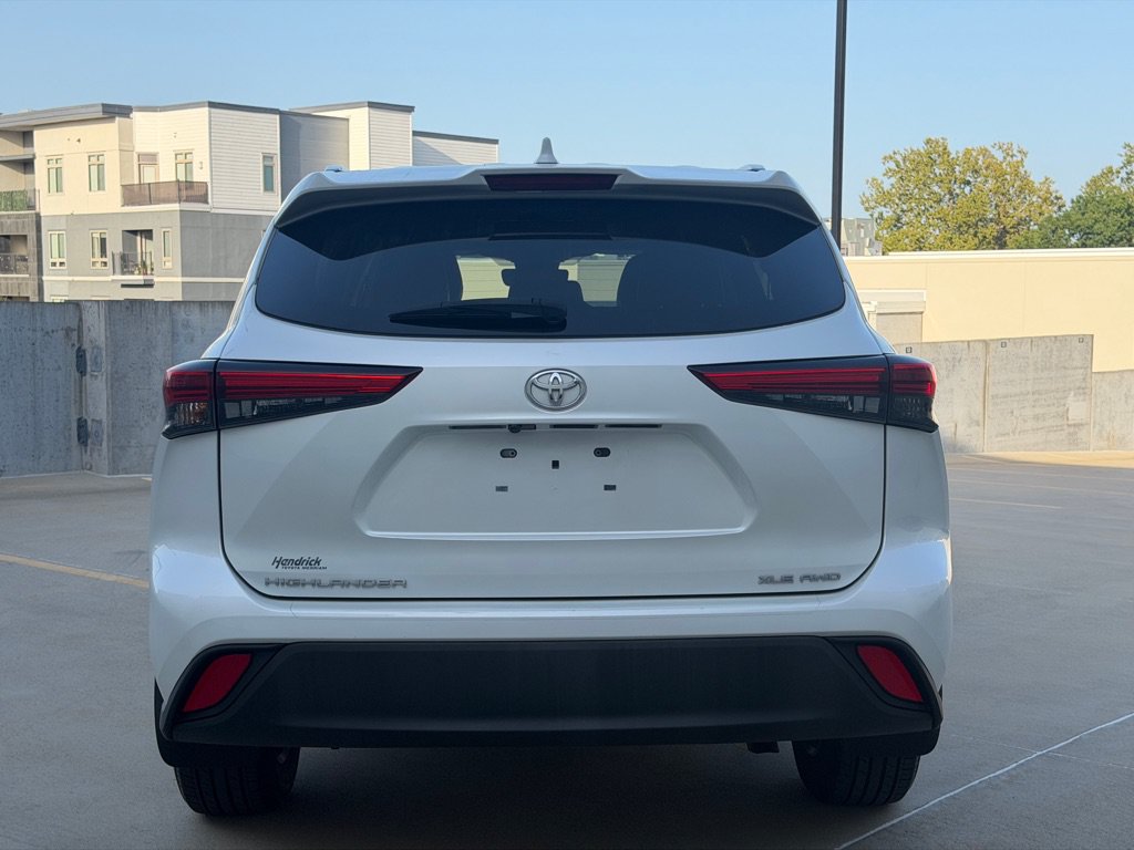 Used 2022 Toyota Highlander XLE AWD/4WD image 4