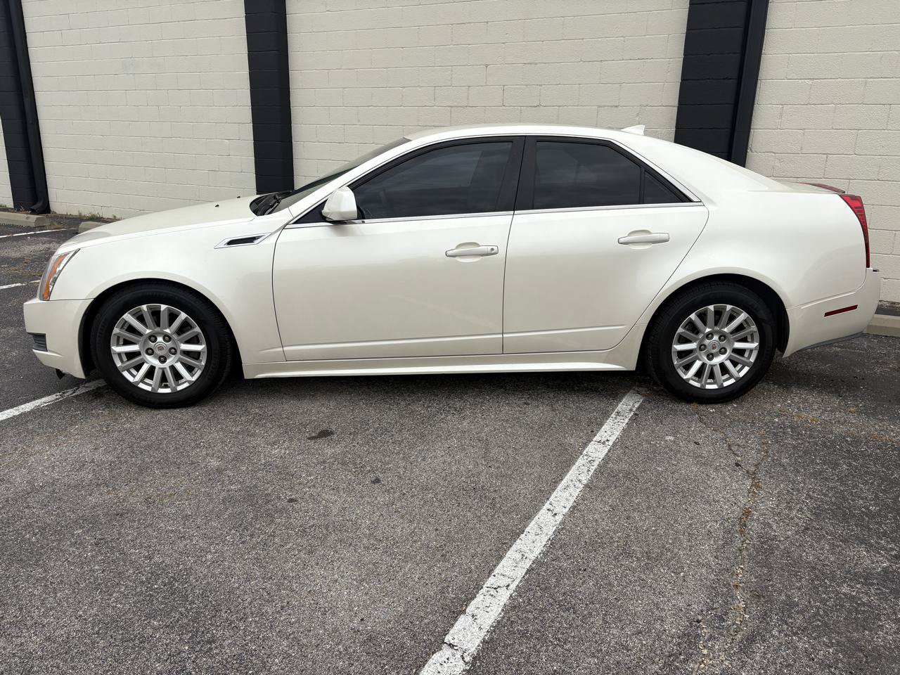 Used 2011 Cadillac CTS Luxury RWD image 2