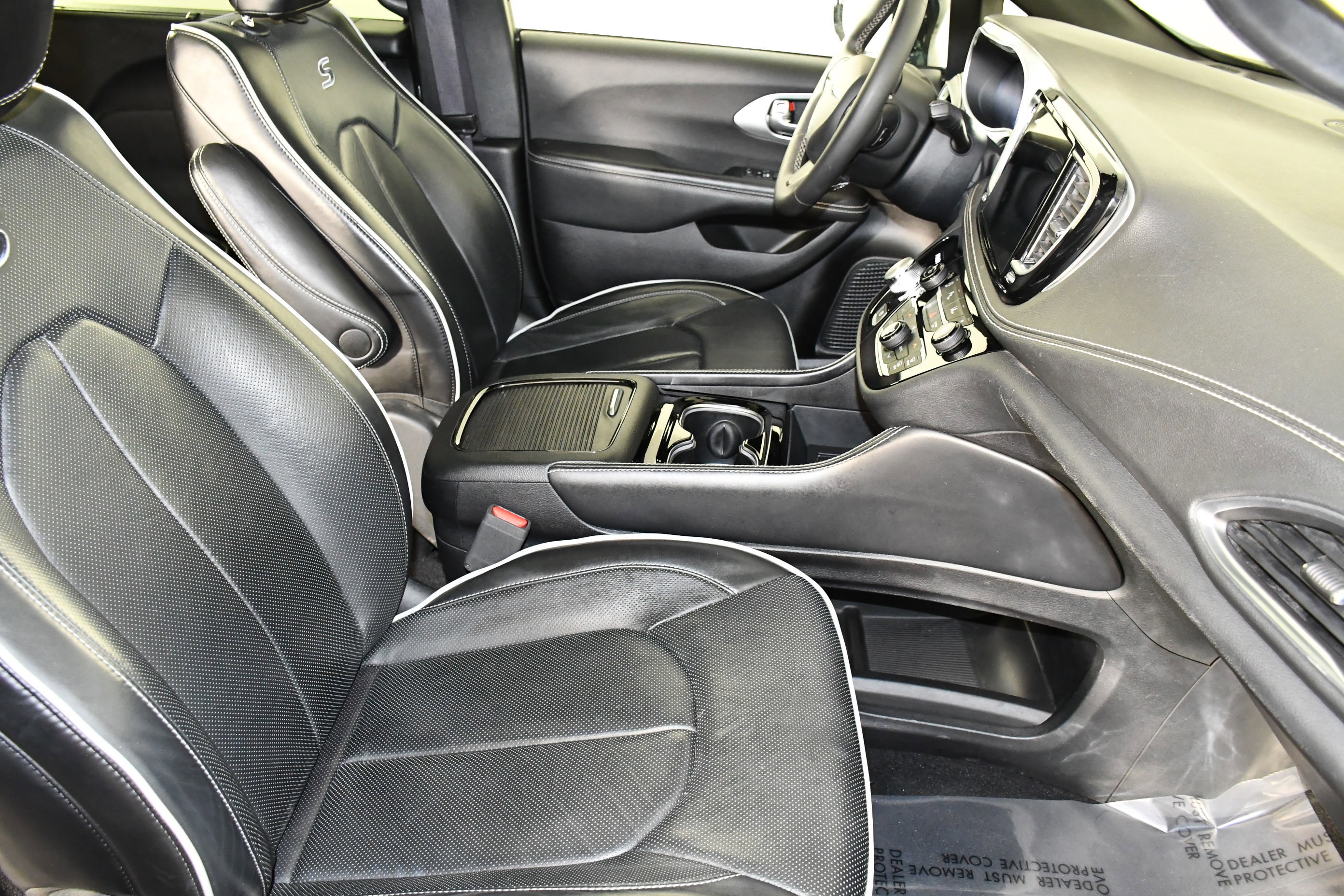 Used 2025 Chrysler Pacifica Limited image 42