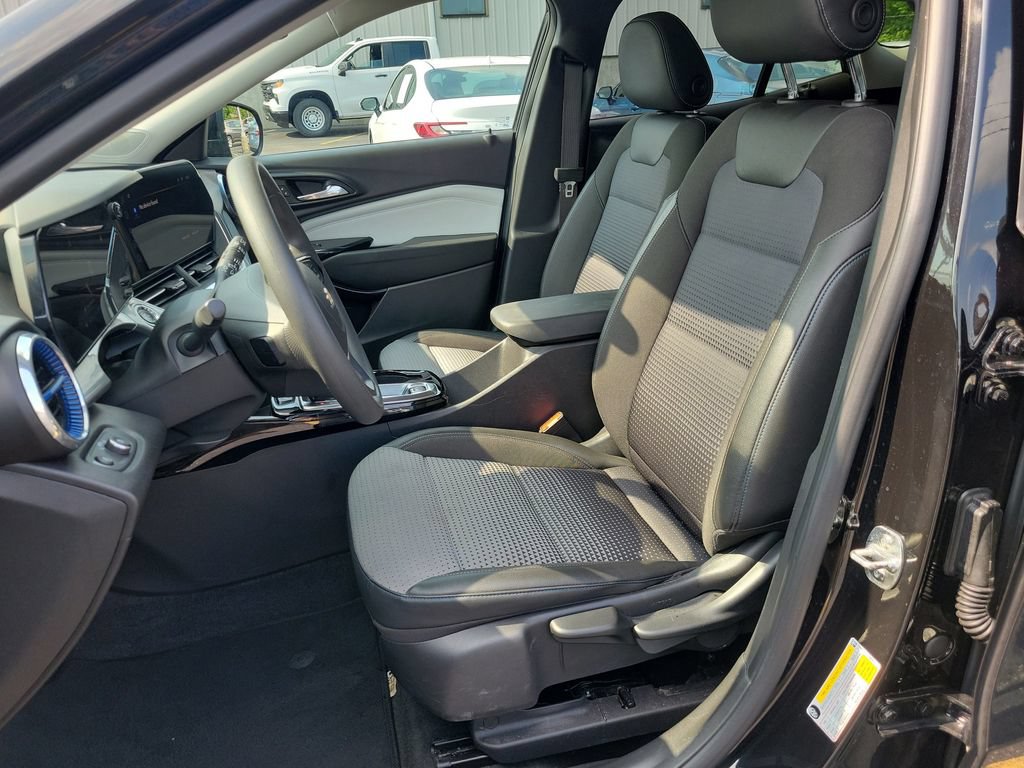 Used 2025 Chevrolet Trax LT FWD image 19