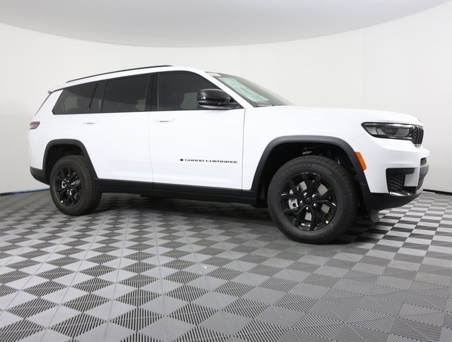 Used 2025 Jeep Grand Cherokee L Altitude image 3