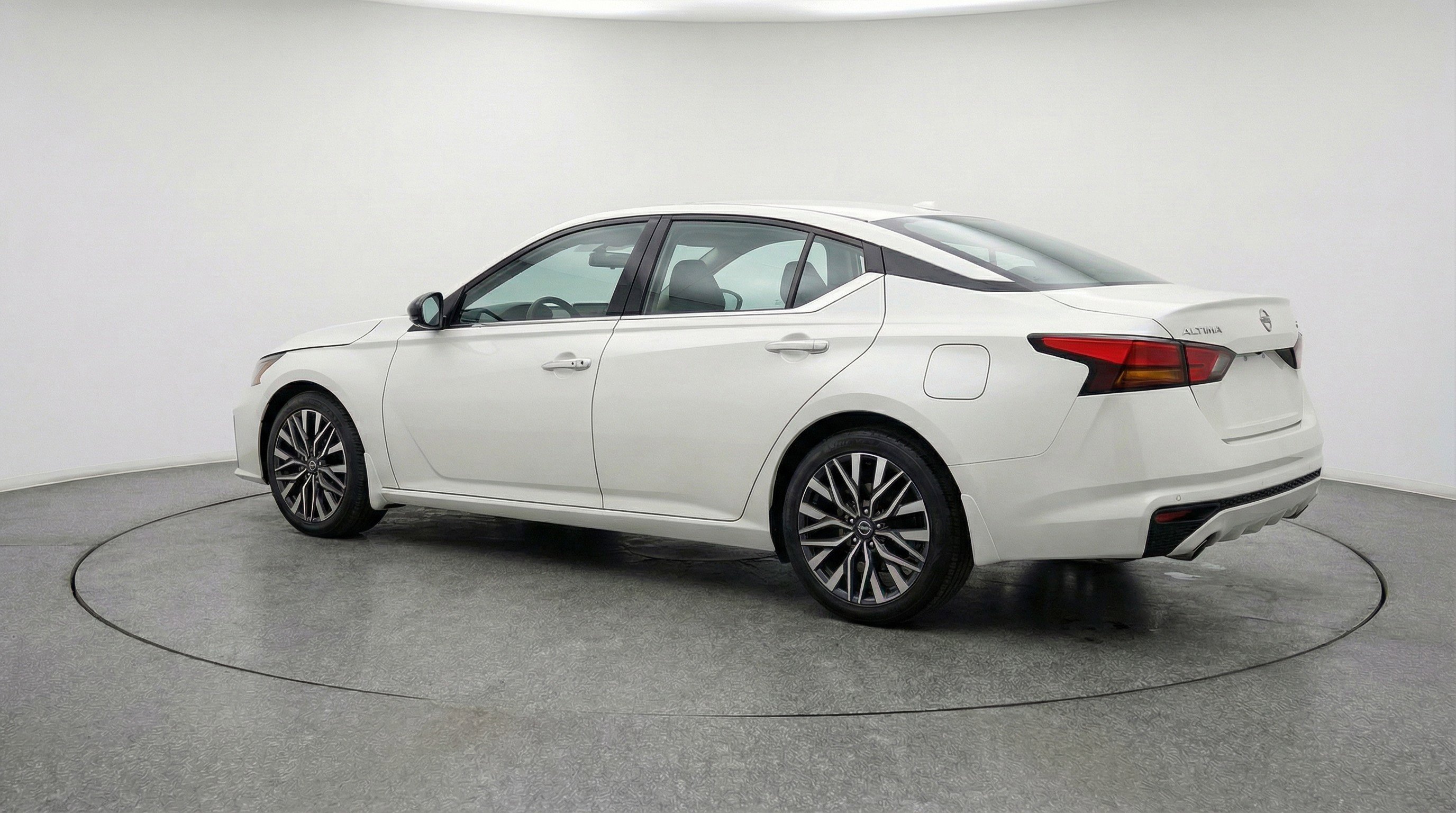 Used 2025 Nissan Altima 2.5 SV image 6