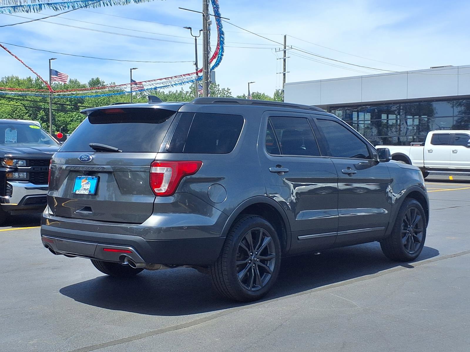Used 2017 Ford Explorer XLT w/ Equipment Group 202A AWD/4WD image 2