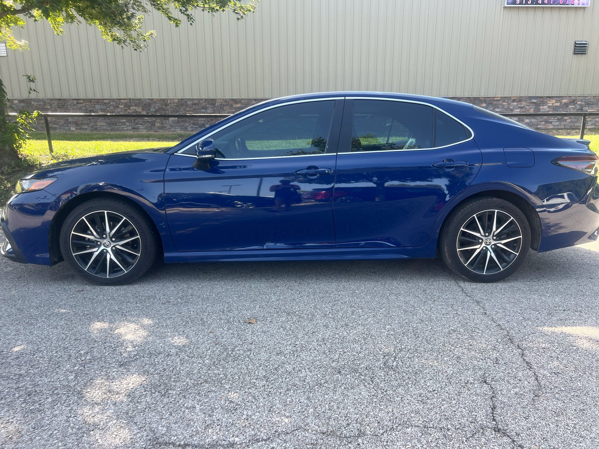 Used 2023 Toyota Camry SE w/ Convenience Package FWD image 9