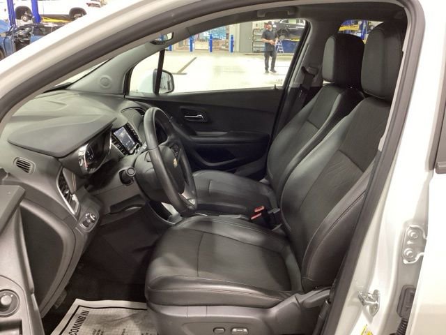 Used 2022 Chevrolet Trax LT w/ LT Convenience Package image 13