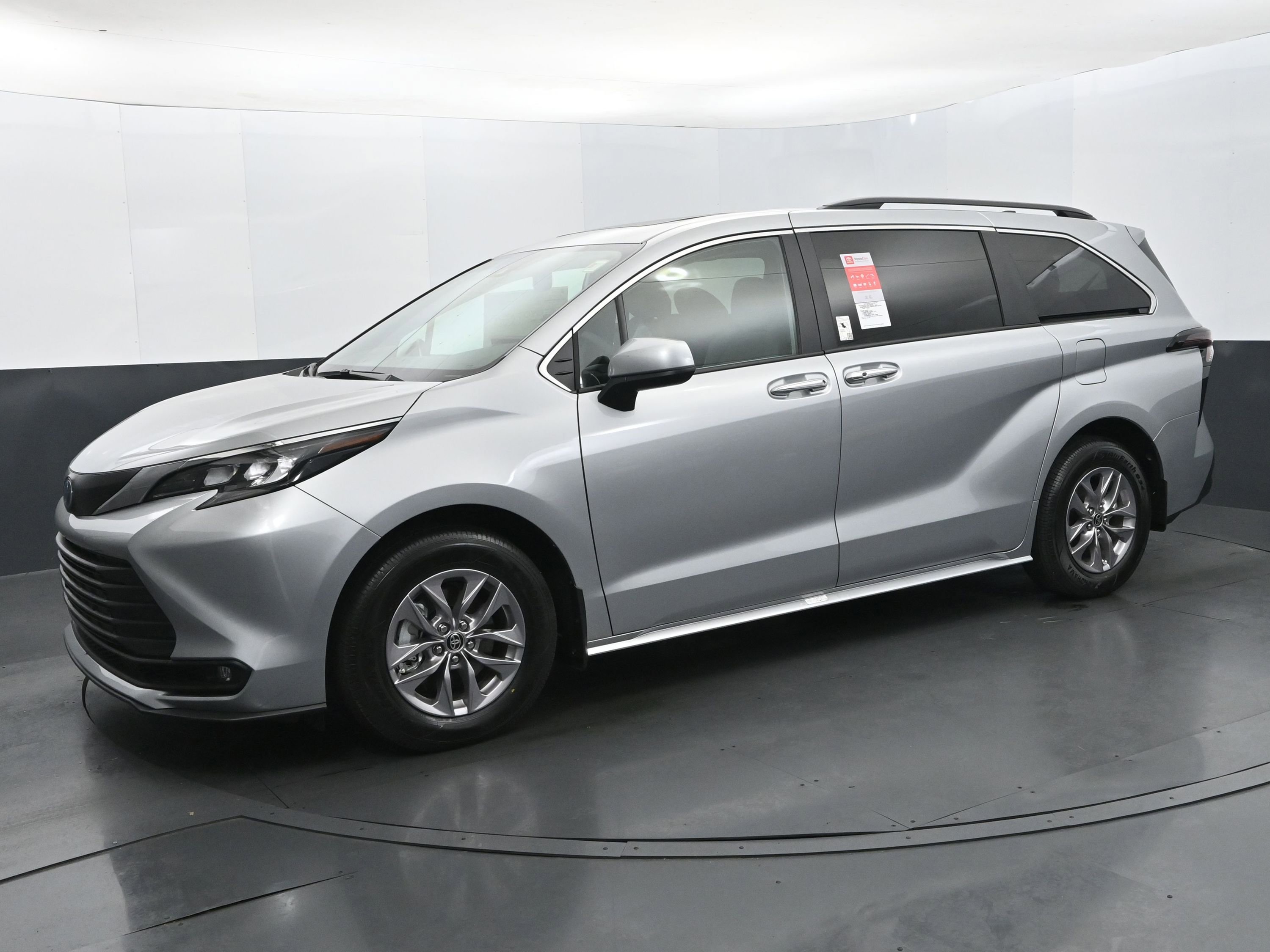 Used 2025 Toyota Sienna XLE FWD image 1