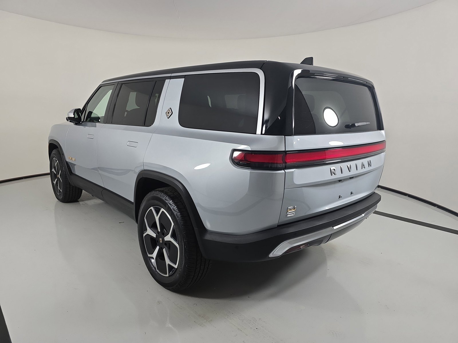Used 2023 Rivian R1S Launch Edition image 3