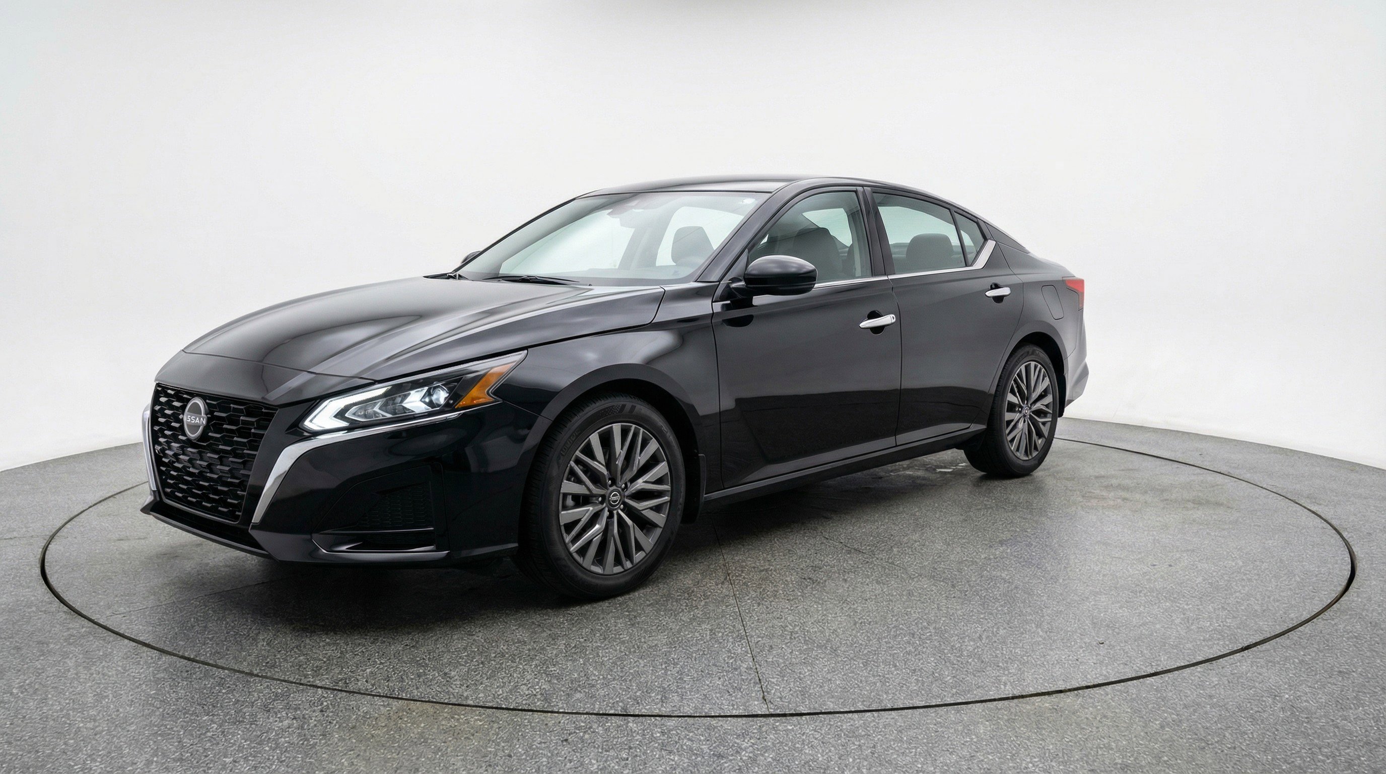Used 2025 Nissan Altima 2.5 SV image 3