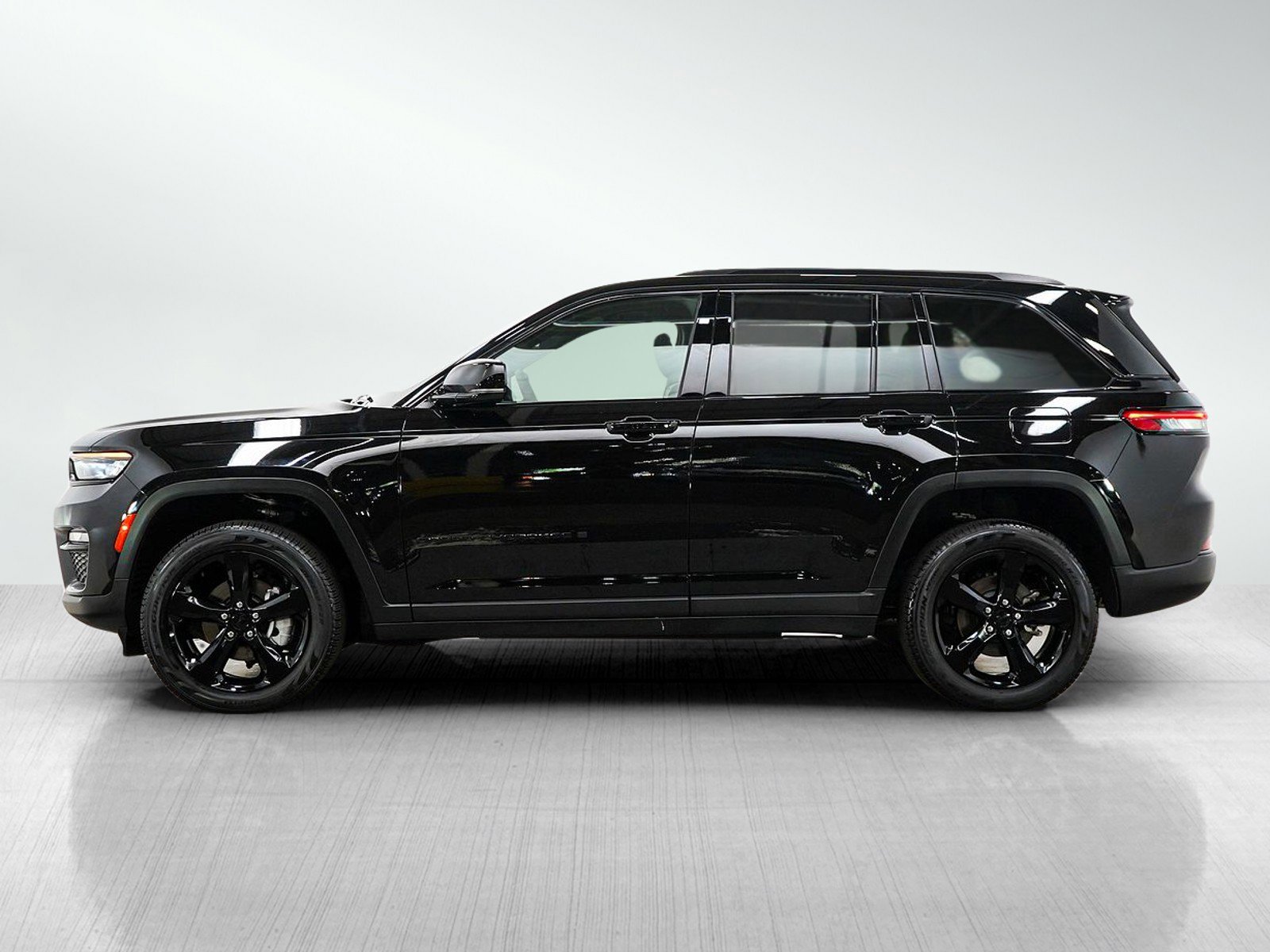 Used 2024 Jeep Grand Cherokee Limited w/ Black Appearance Package AWD/4WD image 2