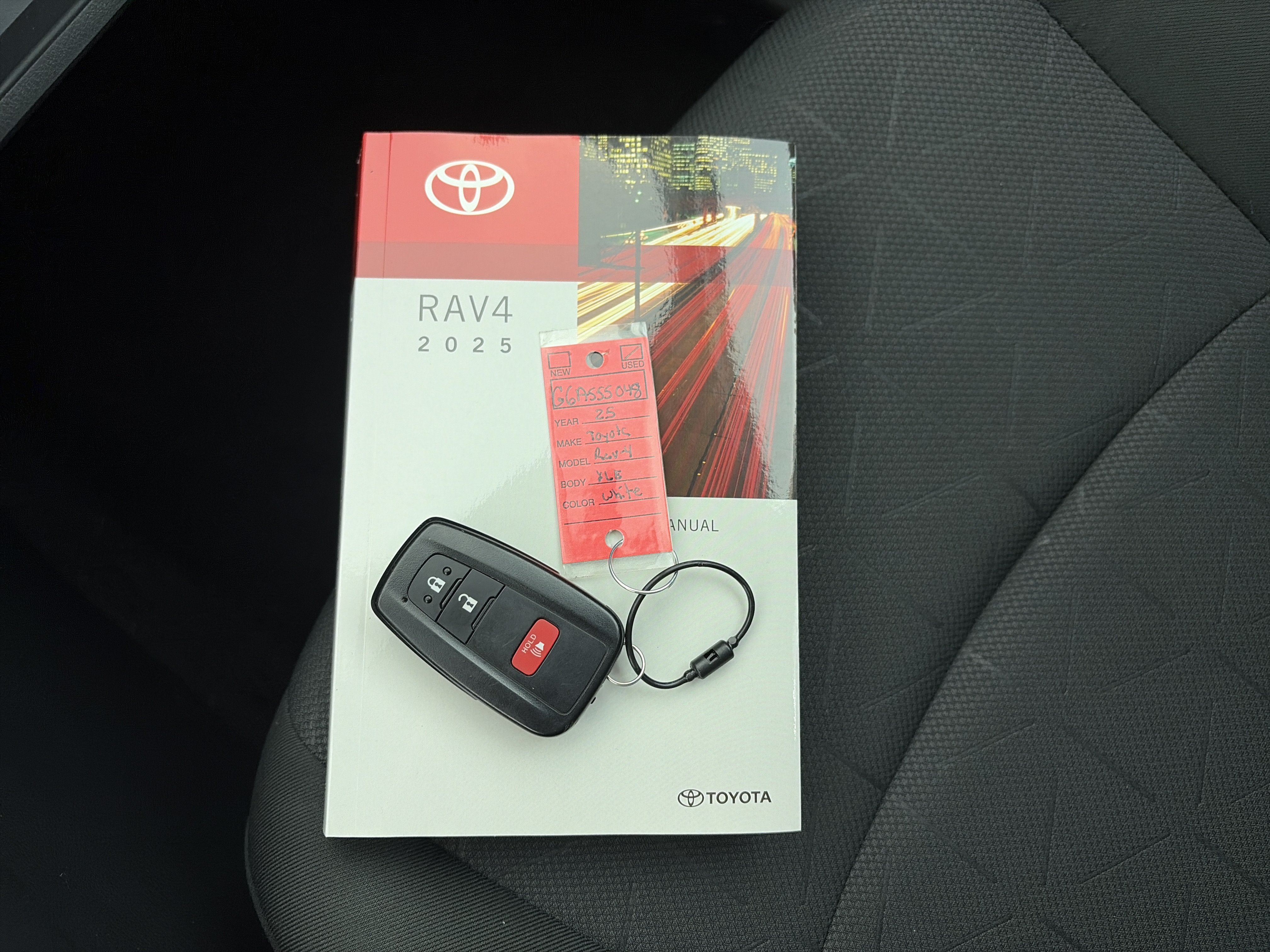 Used 2025 Toyota RAV4 XLE AWD/4WD image 30