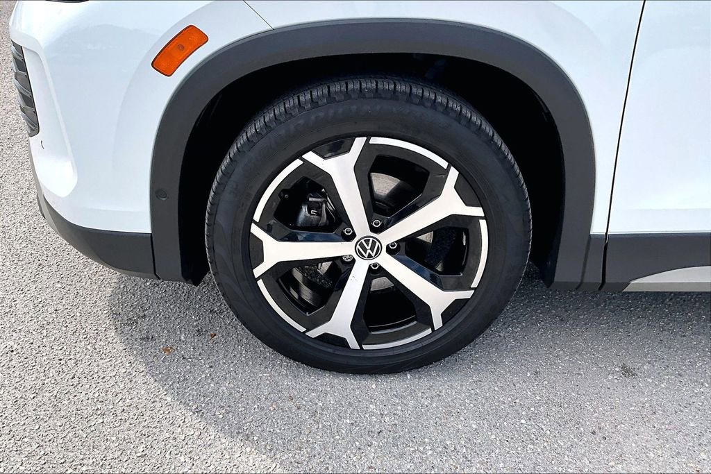 Certified 2025 Volkswagen Tiguan SE image 13