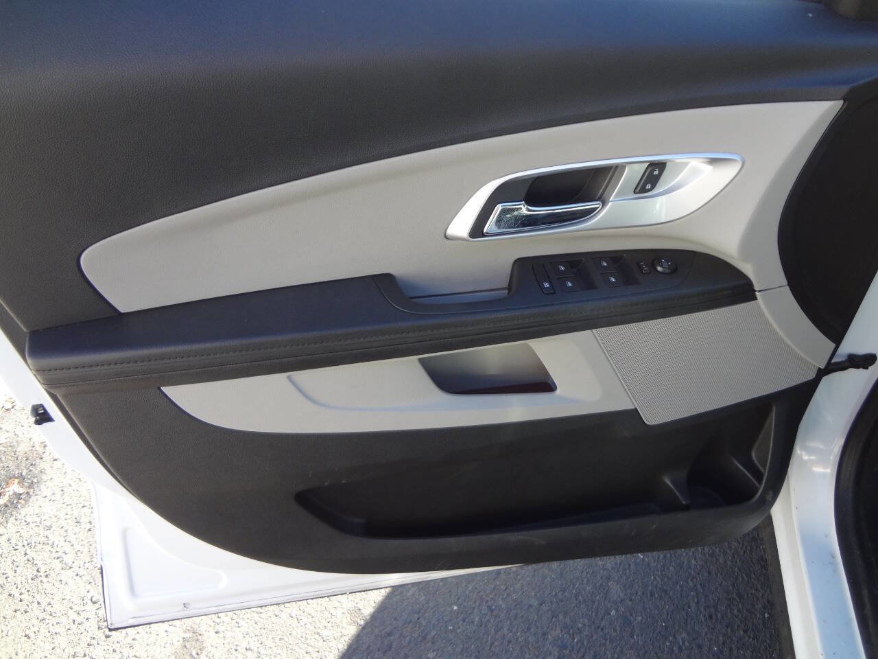 Used 2017 Chevrolet Equinox LT w/ Convenience Package image 12